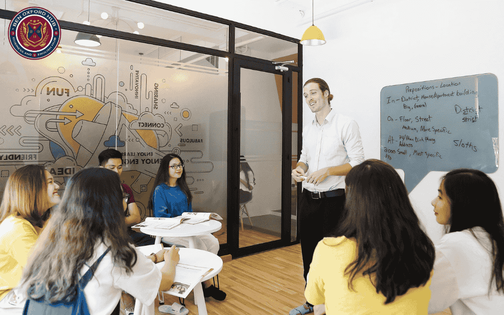 Học viên chăm chú học